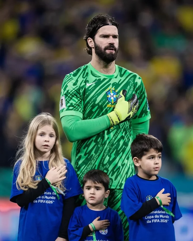 Esposa de Alisson Becker celebra 11 anos de união na Copa: 'Para sempre tua' 6 Alisson Becker aparece ao lado de Natália Becker e dos três filhos em registros familiares, incluindo comemoração de aniversário, viagem e momento com uniforme da Seleção Brasileira