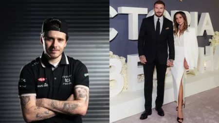 Montagem mostra Brooklyn Beckham de braços cruzados usando boné e camisa preta, ao lado de David e Victoria Beckham posando juntos em um evento.