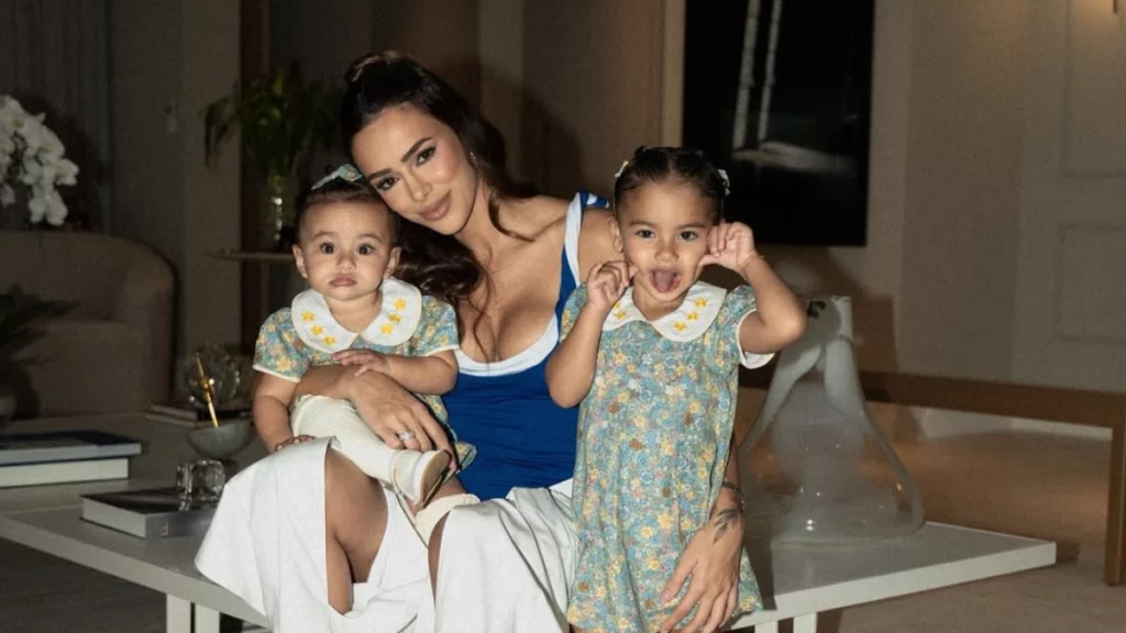 Bruna Biancardi expõe ataques e ofensas contra as filhas: ‘É desgastante’ Bruna Biancardi posa ao lado das filhas Mavie e Mel em foto compartilhada nas redes sociais