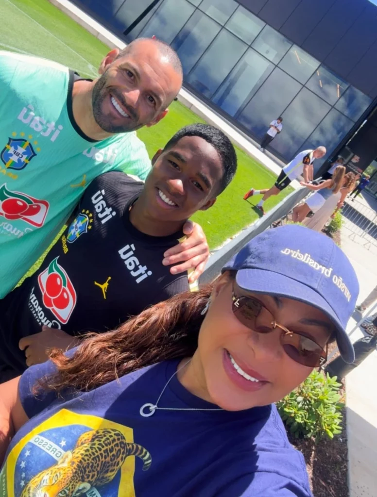 Mãe de Endrick reencontra o filho na Copa e posa com estrelas da Seleção; veja 3 Cíntia Ramos posa para foto com o goleiro Weverton e o atacante Endrick durante encontro da Seleção Brasileira.
