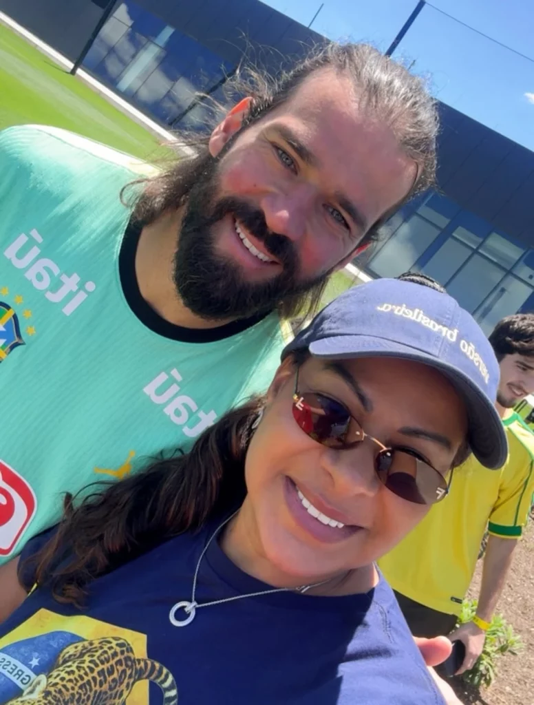 Mãe de Endrick reencontra o filho na Copa e posa com estrelas da Seleção; veja 6 Cíntia Ramos tira foto ao lado do goleiro Alisson durante atividade da Seleção Brasileira.