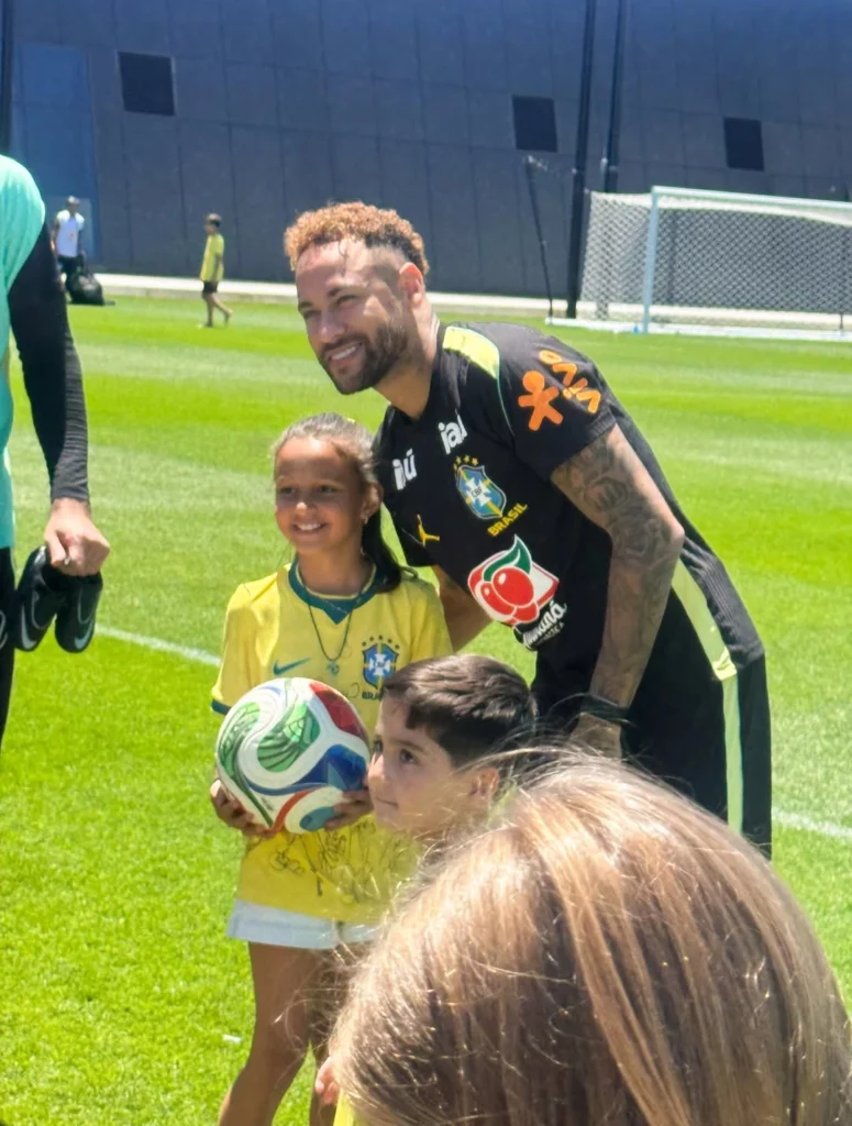 Mãe de Endrick reencontra o filho na Copa e posa com estrelas da Seleção; veja 5 Neymar posa para foto com crianças durante treino aberto da Seleção Brasileira nos Estados Unidos.