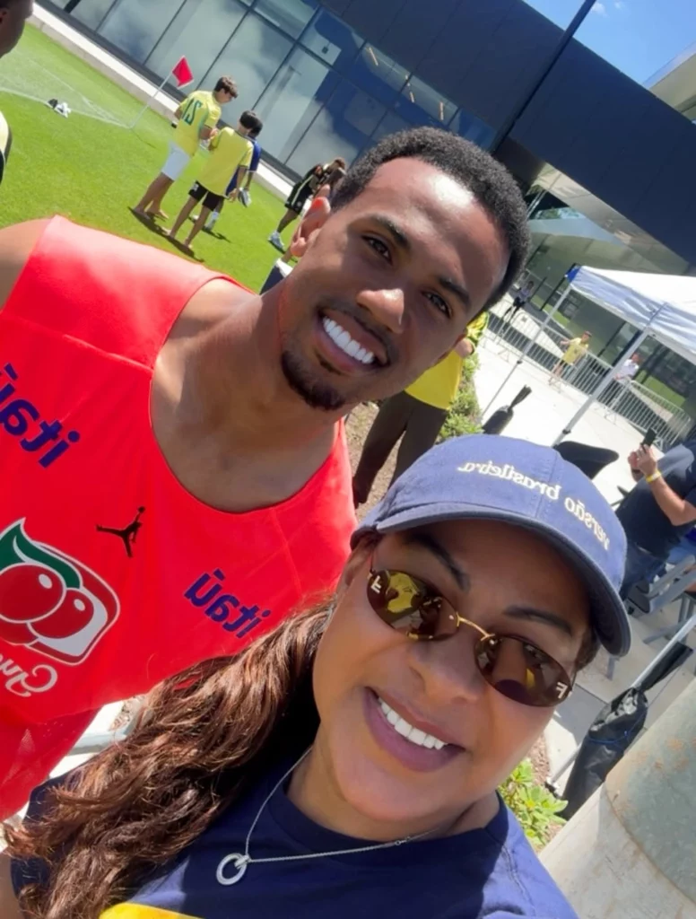 Mãe de Endrick reencontra o filho na Copa e posa com estrelas da Seleção; veja 7 cintia ramos jogadores selecao brasileira 5