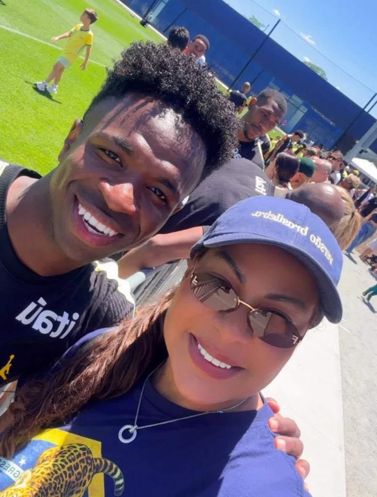 Mãe de Endrick reencontra o filho na Copa e posa com estrelas da Seleção; veja 4 Cíntia Ramos posa para selfie com Vinícius Júnior durante visita ao treino da Seleção Brasileira.