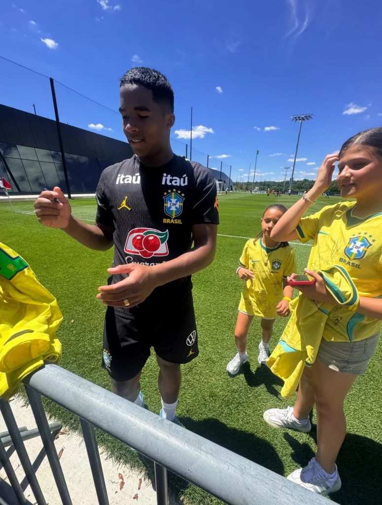 Mãe de Endrick reencontra o filho na Copa e posa com estrelas da Seleção; veja 2 Endrick atende torcedores e distribui autógrafos durante treino aberto da Seleção Brasileira nos Estados Unidos.