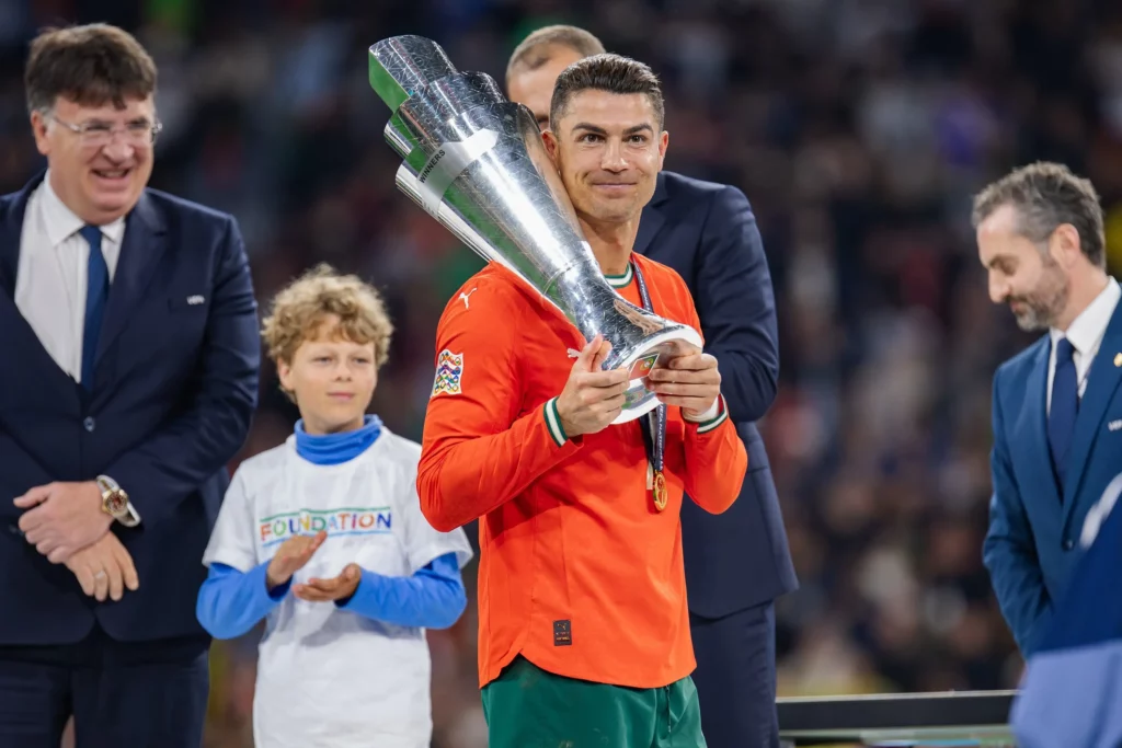 Salário de Cristiano Ronaldo: valor por hora impressiona 2 Cristiano Ronaldo segura o troféu da Liga das Nações da UEFA durante a cerimônia de premiação após a conquista de Portugal em 2025.