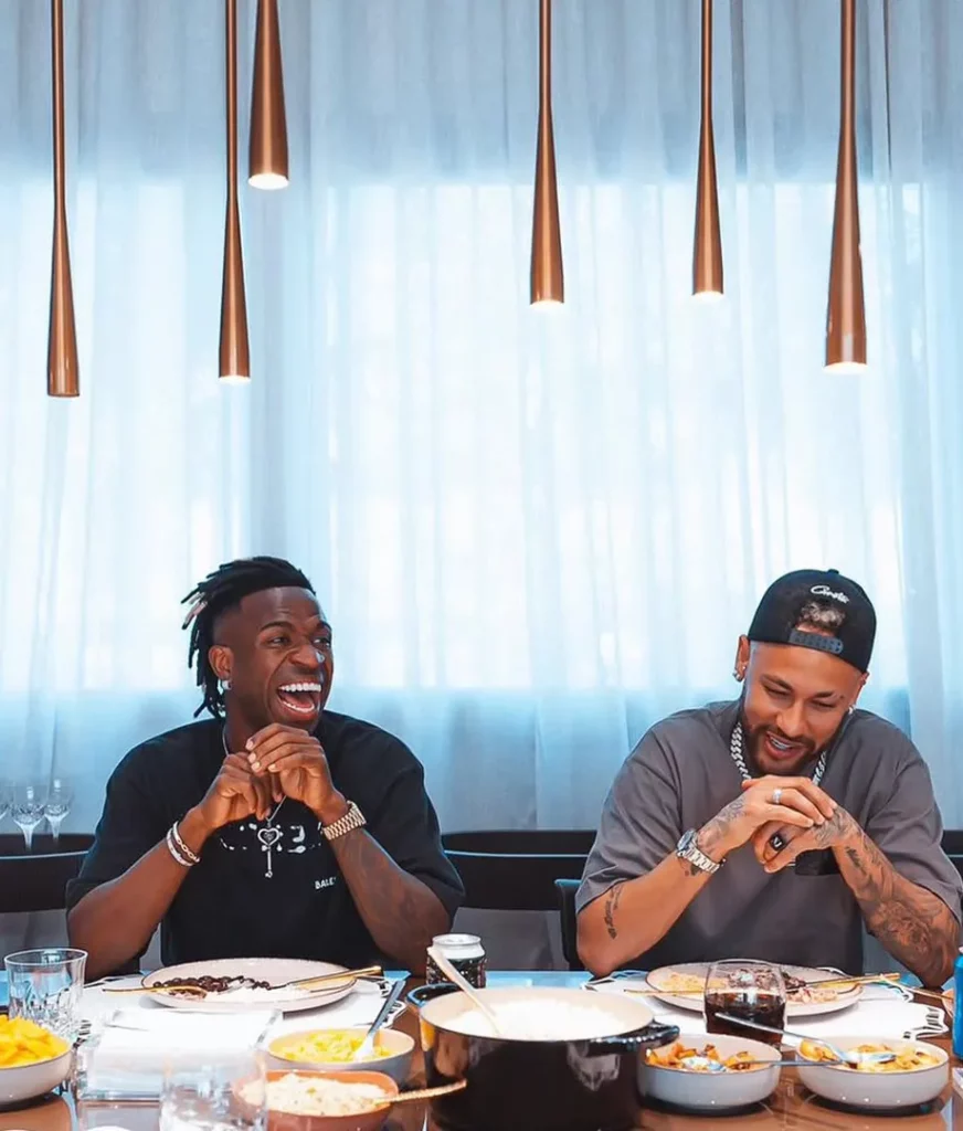Fortuna de Vini Jr: patrimônio, salário e o bilhão da Arábia Saudita 3 Vini Jr. e Neymar juntos em um jantar