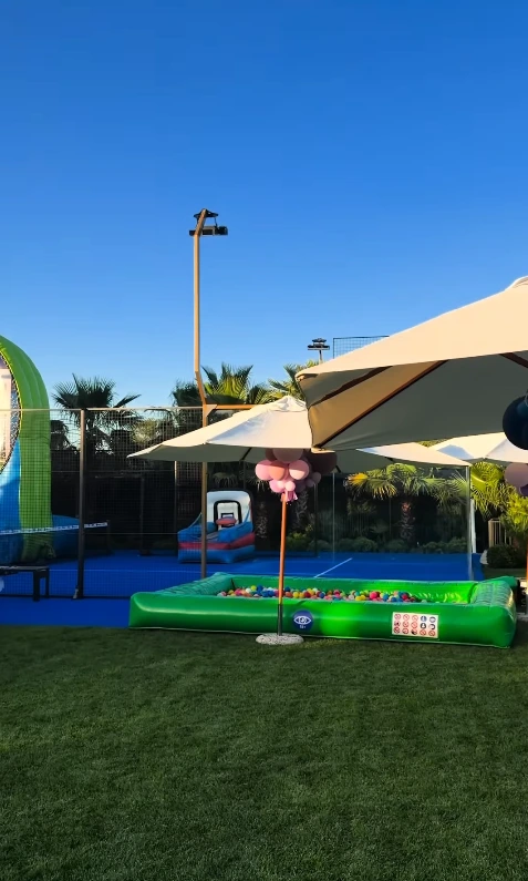 Área de lazer da mansão de Cristiano Ronaldo e Georgina Rodríguez com brinquedos infantis, piscina de bolinhas e quadra esportiva preparada para a festa dos filhos.