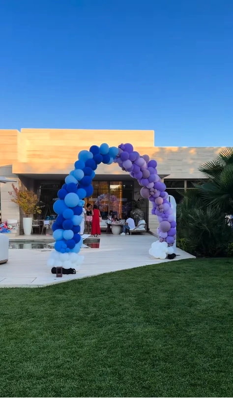 Jardim da mansão de Cristiano Ronaldo e Georgina Rodríguez com grande arco de balões coloridos montado para a celebração de aniversário dos gêmeos.
