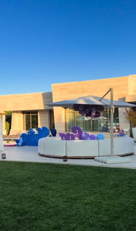 Área externa da mansão de Cristiano Ronaldo e Georgina Rodríguez com decoração personalizada, sofás e estruturas montadas para a festa infantil.