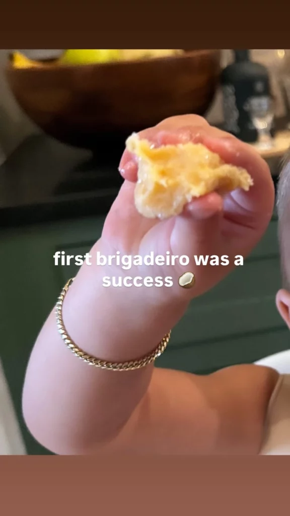 Hailey Bieber mostra filho provando doce brasileiro pela 1ª vez 2 Filho de Hailey Bieber segura doce brasileiro em registro publicado nos Stories