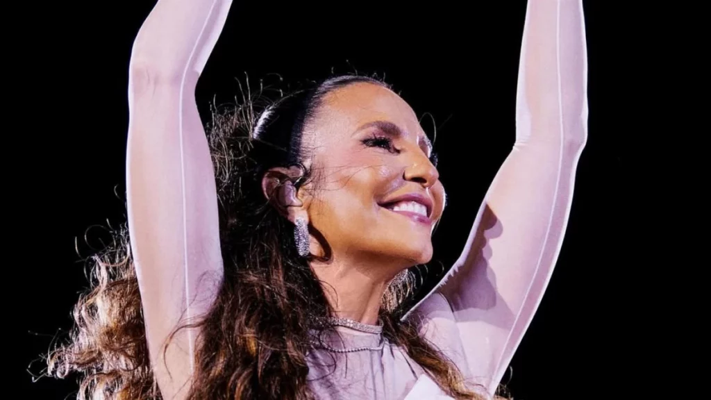 Ivete Sangalo reaparece com Tiago Maia e alimenta rumores de romance Ivete Sangalo sorri durante apresentação em palco