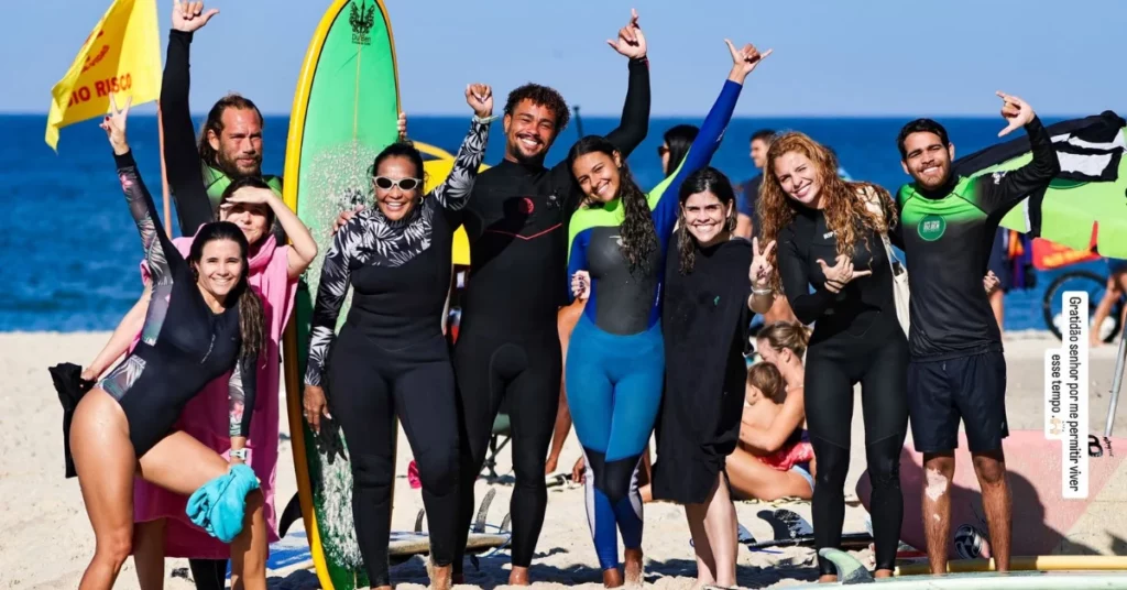 Mãe de Oruam reencontra nora após habeas corpus: ‘Saudade’ 4 Márcia Gama Nepomuceno aparece sorrindo ao lado de Fernanda Valença e outras pessoas em aula de surfe na praia