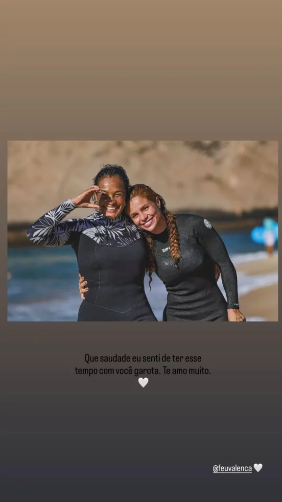 Mãe de Oruam reencontra nora após habeas corpus: ‘Saudade’ 1 Fernanda Valença e Márcia Gama Nepomuceno aparecem abraçadas na areia da praia durante reencontro compartilhado nos stories