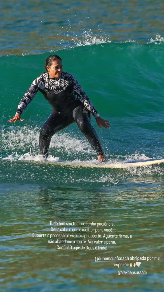 Mãe de Oruam reencontra nora após habeas corpus: ‘Saudade’ 3 Márcia Gama Nepomuceno surfa em uma onda usando roupa de neoprene preta e branca durante dia de praia