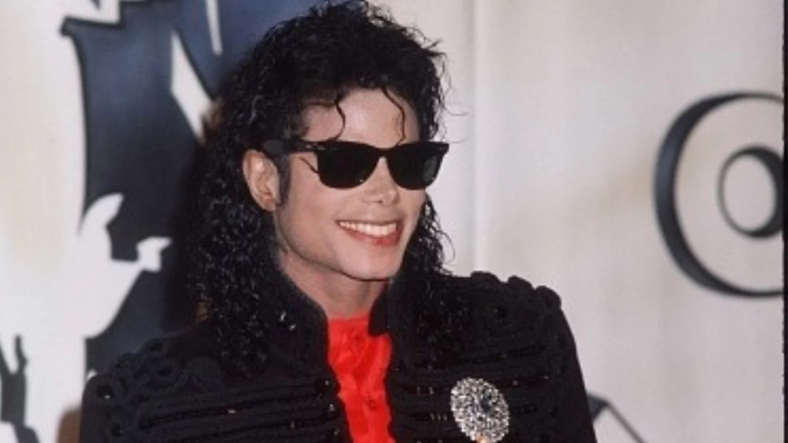 Michael Jackson usando óculos escuros durante evento público