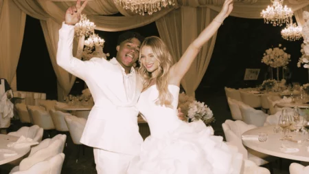 Namorada do Endrick: idade, Instagram e curiosidades sobre Gabriely Miranda Imagem sobre Namorada do Endrick mostra casal em festa de casamento, vestido de branco, sorrindo em salão decorado com lustres.