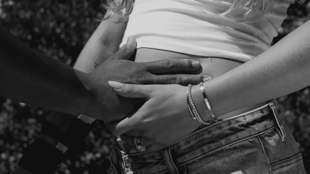 Namorada do Endrick: idade, Instagram e curiosidades sobre Gabriely Miranda 2 Namorada do Endrick aparece em foto em preto e branco com mãos sobre a barriga em registro íntimo.