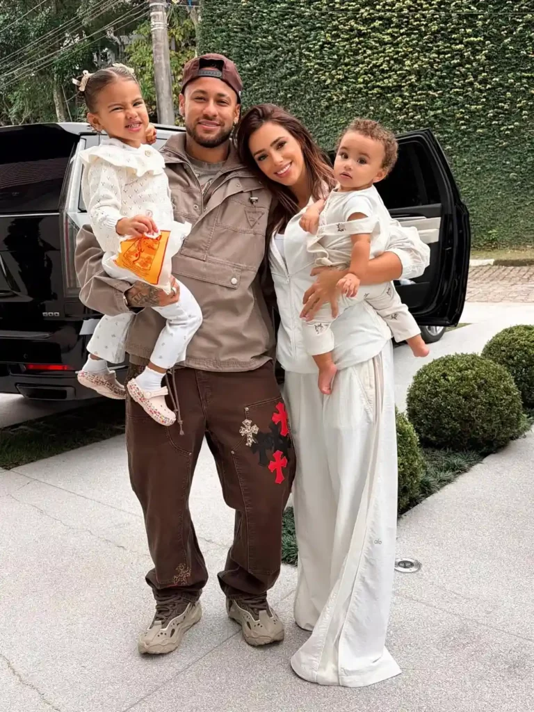 Bruna Marquezine e Bruna Biancardi: Entenda a comparação 3 A família formada por Neymar e Bruna Biancardi está entre as mais acompanhadas do entretenimento brasileiro.