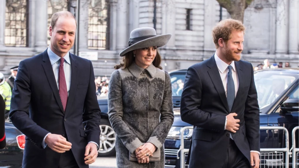 Príncipe William, Kate Middleton e príncipe Harry durante compromisso oficial da família real britânica.