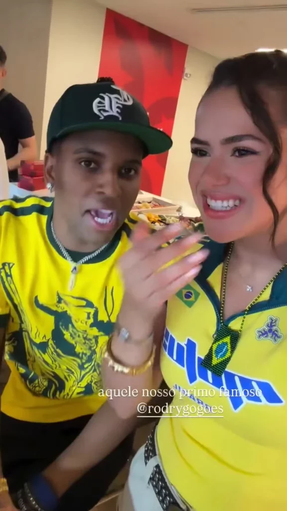 Rodrygo Goes e Maisa Silva posam juntos durante jogo do Brasil na Copa
