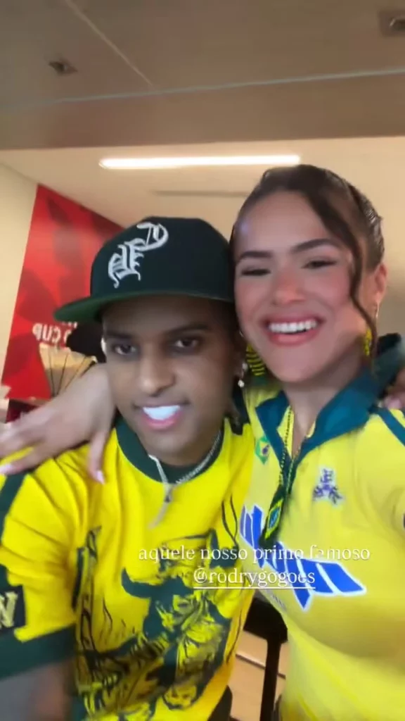 Rodrygo Goes e Maisa Silva posam juntos durante jogo do Brasil na Copa