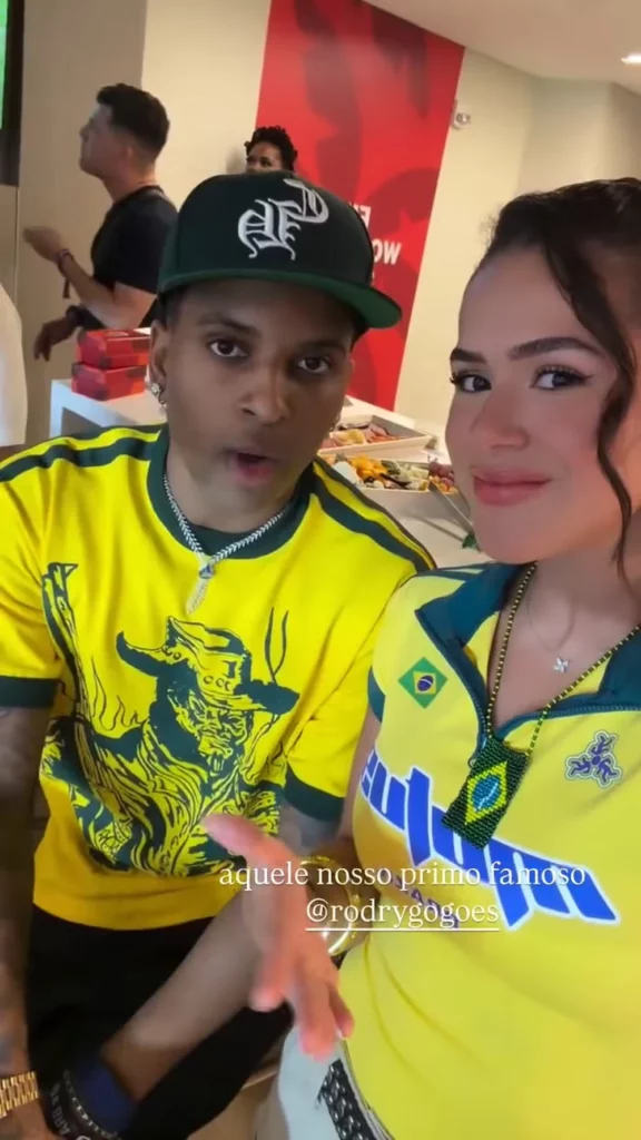 Rodrygo Goes e Maisa Silva posam juntos durante jogo do Brasil na Copa