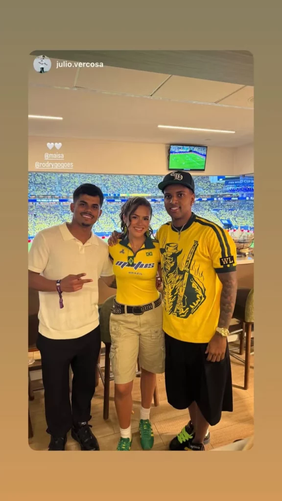 Rodrygo Goes e Maisa Silva posam juntos durante jogo do Brasil na Copa
