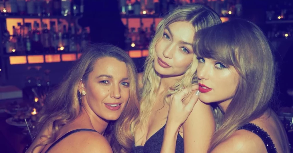 Taylor Swift posa ao lado de Blake Lively e Gigi Hadid em ambiente de festa, com as três próximas em registro publicado nas redes sociais