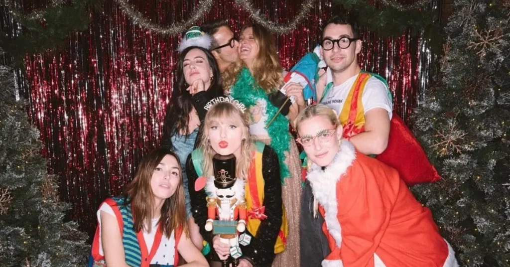 Taylor Swift posa em festa temática ao lado de Blake Lively, Ryan Reynolds e outros amigos, com decoração natalina ao fundo
