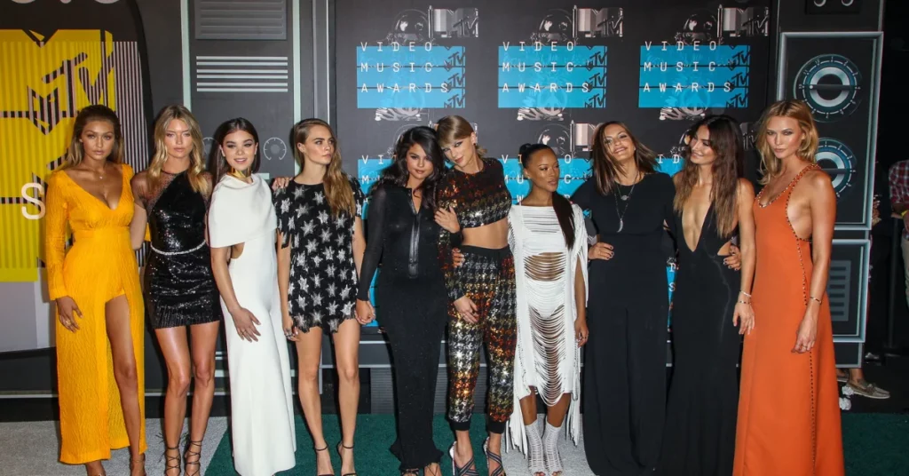 Taylor Swift posa em evento da MTV ao lado de Karlie Kloss, Selena Gomez, Gigi Hadid, Cara Delevingne, Hailee Steinfeld e outras artistas