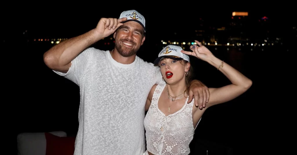 Taylor Swift posa ao lado de Travis Kelce usando boné de capitã em registro noturno publicado pelo jogador nas redes sociais