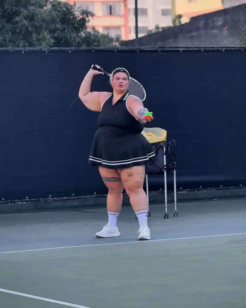 Thais Carla pratica tênis em quadra esportiva após a bariátrica, mostrando a nova rotina de atividades físicas durante o processo de emagrecimento.