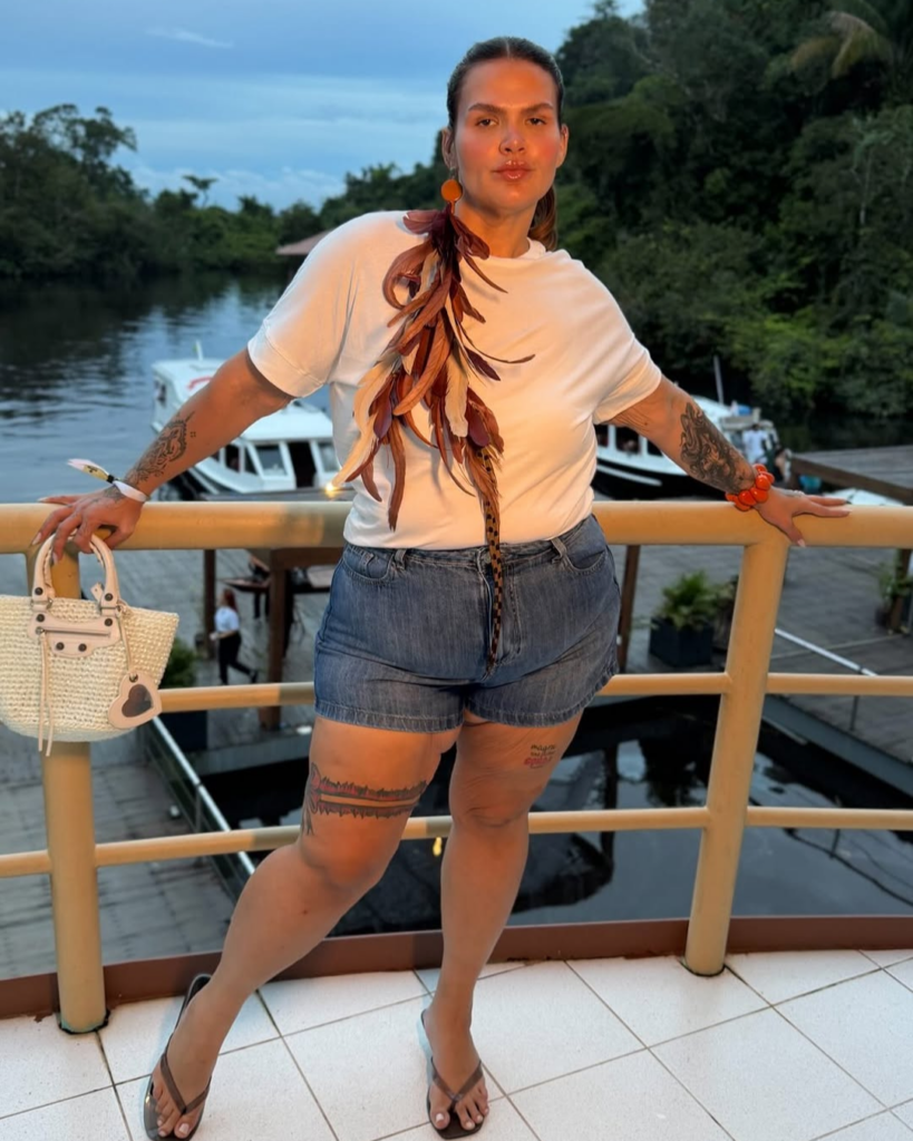 Thais Carla aparece em varanda com vista para o rio em foto recente após a bariátrica, mostrando a transformação física da influenciadora.
