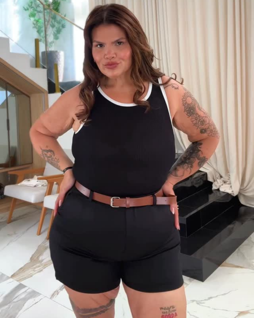 Thais Carla posa em casa usando roupa preta em registro recente após perder mais de 100 quilos e adotar novos hábitos de vida.