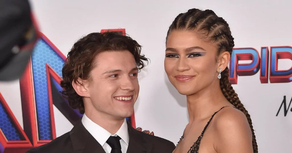 Tom Holland confirma casamento com Zendaya; confira Tom Holland sorri ao lado de Zendaya em tapete vermelho de Homem-Aranha, com os dois posando diante do painel do filme