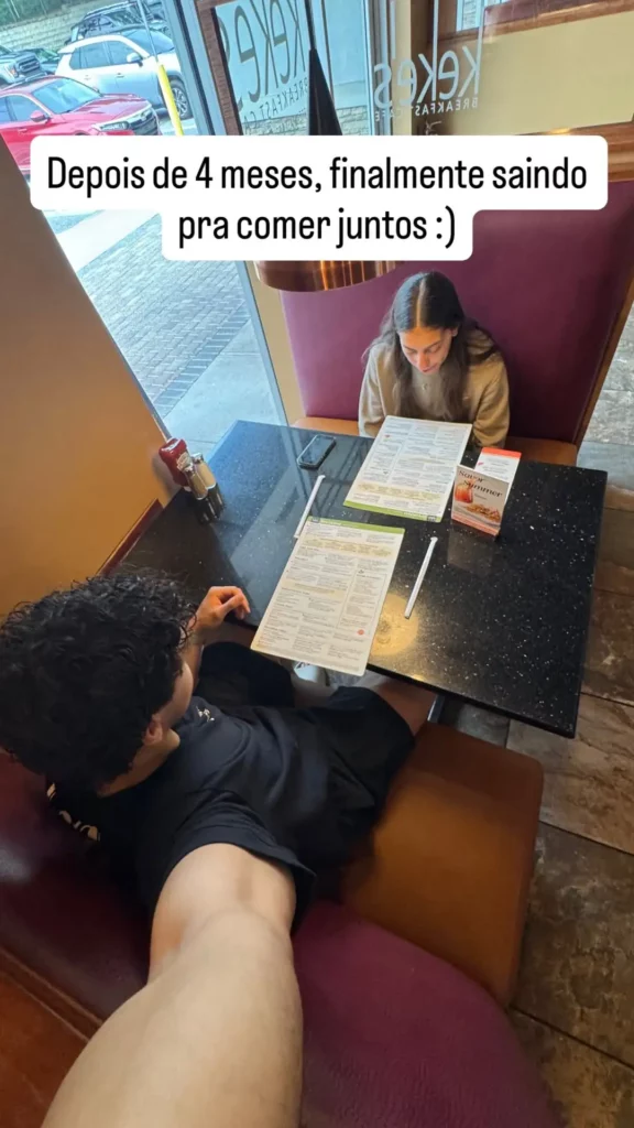 Filho de Carla Perez e Xandy sai para comer com a namorada após 4 meses de dieta; confira 1 Victor Alexandre, filho de Carla Perez com a namorada em um restaurante.