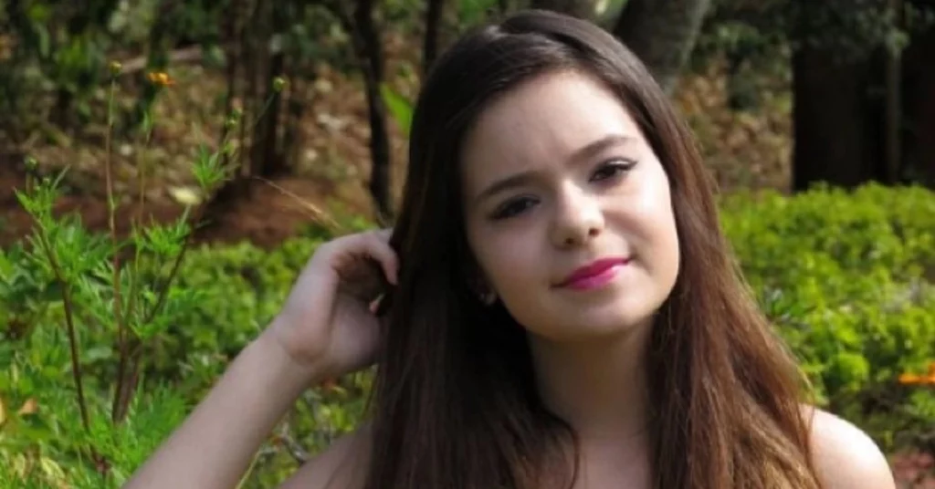 Viih Tube adolescente posa ao ar livre antes da fama nacional e da participação no BBB
