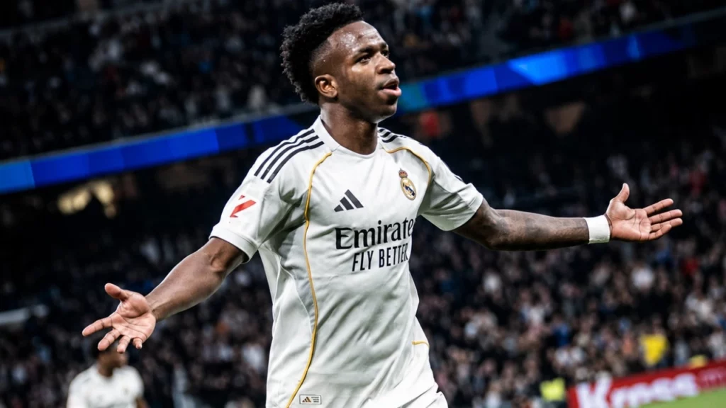 Quem é mais rico: Virginia ou Vini Jr.? Comparação completa 1 Vini Jr comemora em campo usando a camisa do Real Madrid.