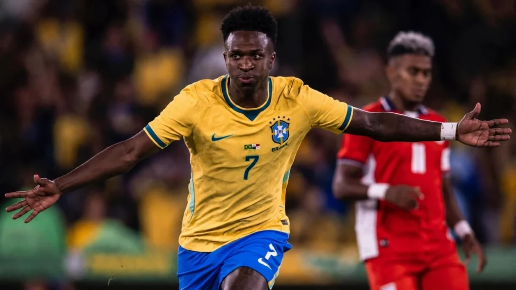 Vini Jr comemora em campo usando a camisa da Seleção Brasileira.