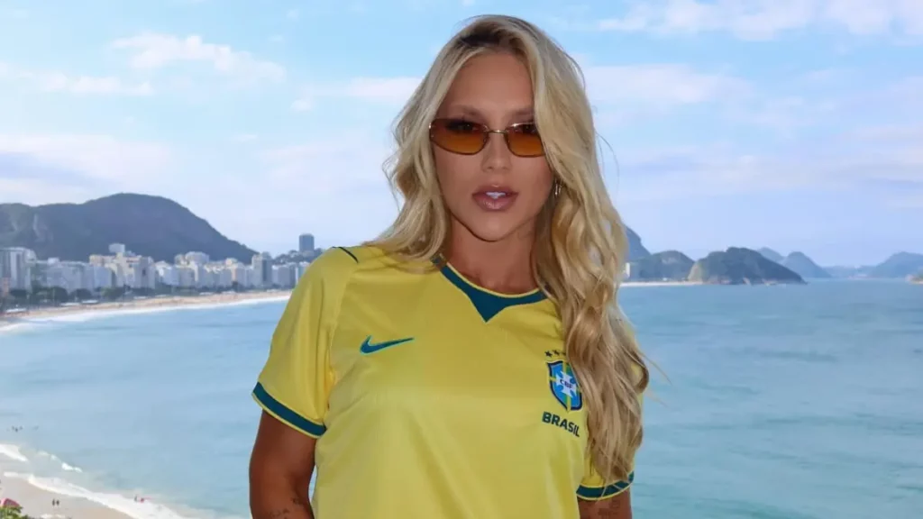 Virginia Fonseca posa com camisa da Seleção Brasileira diante da vista da orla do Rio de Janeiro antes do jogo no Maracanã.