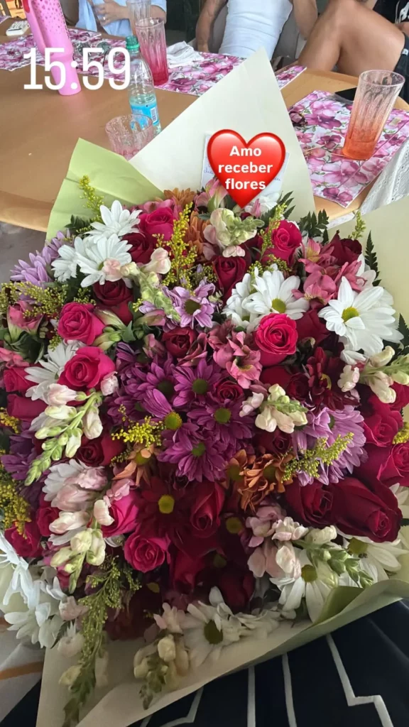 Virginia recebe flores misteriosas após término e atitude agita web; veja 1 Buquê colorido com rosas, margaridas e flores em tons de rosa, vermelho, branco e lilás exibido por Virginia Fonseca em publicação nas redes sociais.