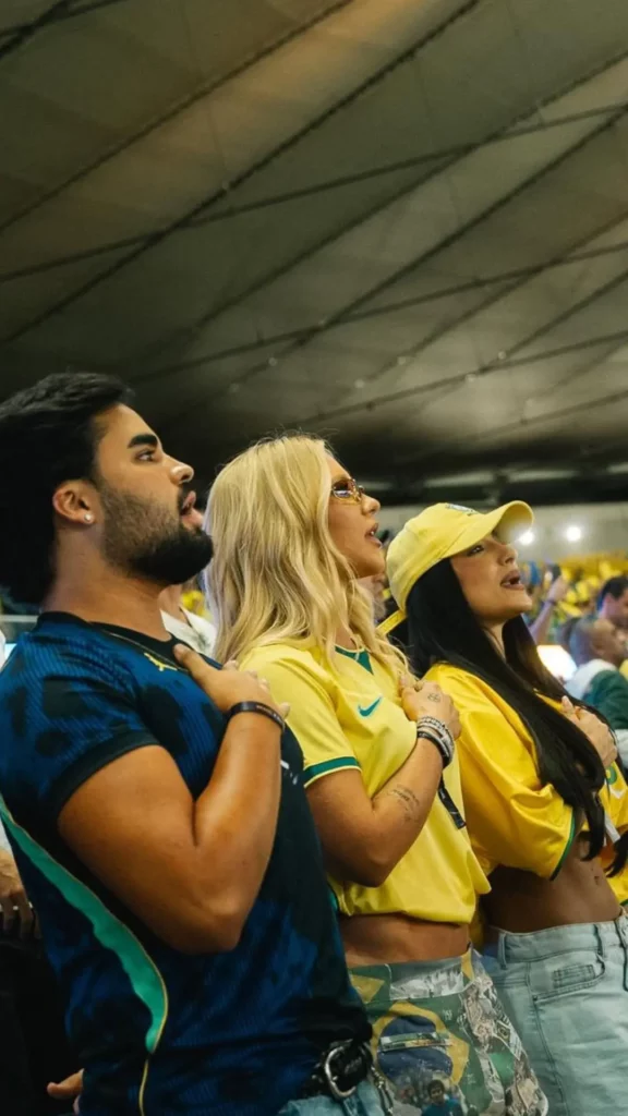 Virginia Fonseca aparece ao lado de amigos durante a execução do hino nacional no Maracanã.