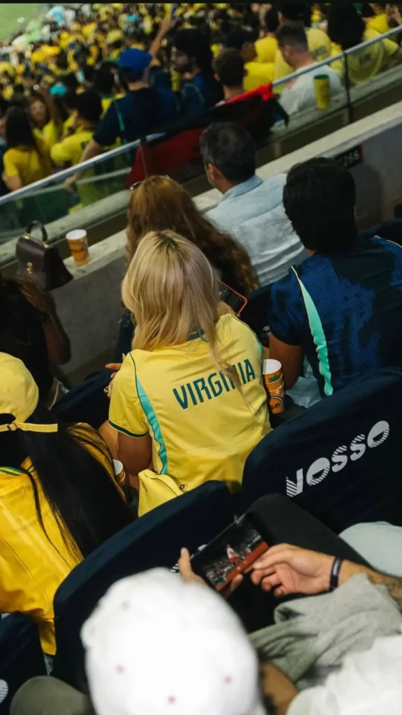 Virginia Fonseca assiste ao jogo da Seleção Brasileira em camarote do Maracanã vestindo camisa personalizada.