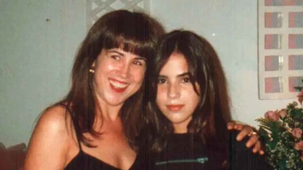 Wanessa Camargo resgata fotos antigas no aniversário da mãe, Zilu; confira 1 Zilu Godoi abraça Wanessa Camargo adolescente em foto antiga registrada dentro de casa.