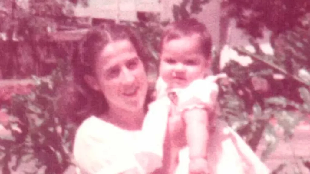 Wanessa Camargo resgata fotos antigas no aniversário da mãe, Zilu; confira 2 Zilu Godoi segura Wanessa Camargo ainda bebê em registro familiar ao ar livre.