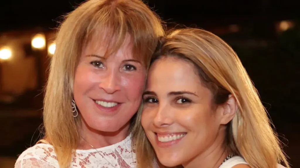 Wanessa Camargo resgata fotos antigas no aniversário da mãe, Zilu; confira 4 Zilu Godoi e Wanessa Camargo sorriem abraçadas em foto recente durante evento noturno.