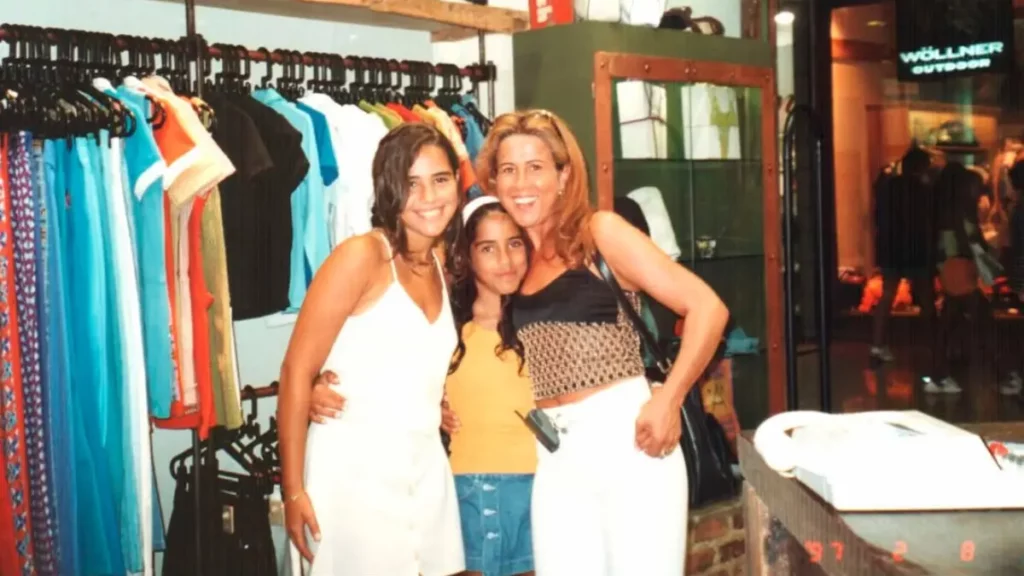 Wanessa Camargo resgata fotos antigas no aniversário da mãe, Zilu; confira 5 Wanessa Camargo, Zilu Godoi e outra criança posam juntas em loja durante encontro familiar.