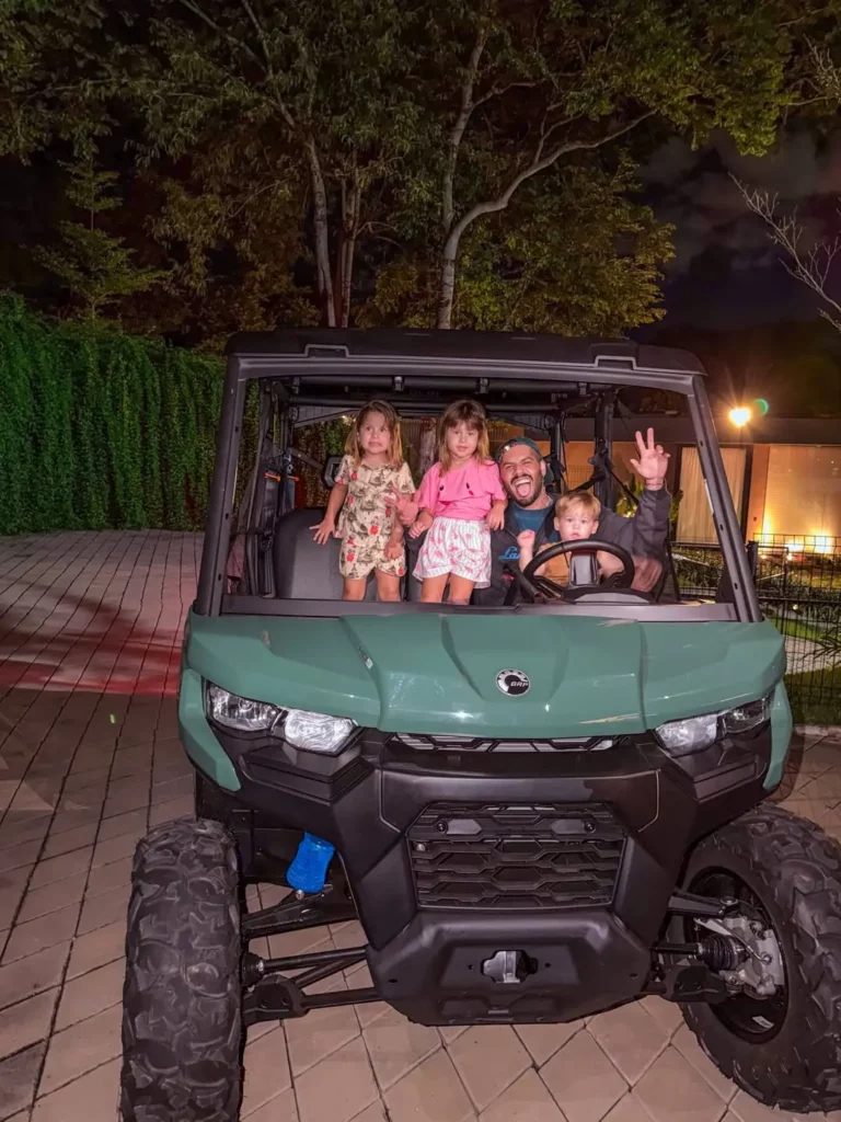 Zé Felipe aparece em um veículo utilitário ao lado dos três filhos durante um passeio noturno em uma área residencial.