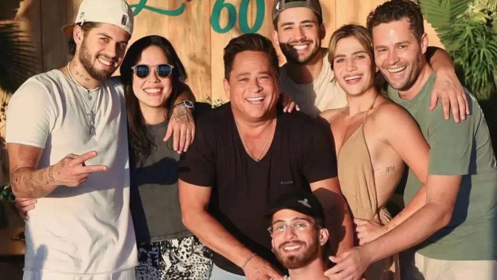 Foto de Leonardo ao lado de seus filhos João Guilherme, Monyque Isabella, Zé Felipe, Jéssica Beatriz Costa e Pedro Leonardo durante uma celebração familiar. Todos aparecem sorrindo e posando juntos.